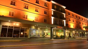 A multi-story hotel with a ground-level restaurant and a visible entrance. - Hampton Inn By Hilton Tampico Zona Dorada (Tampico)