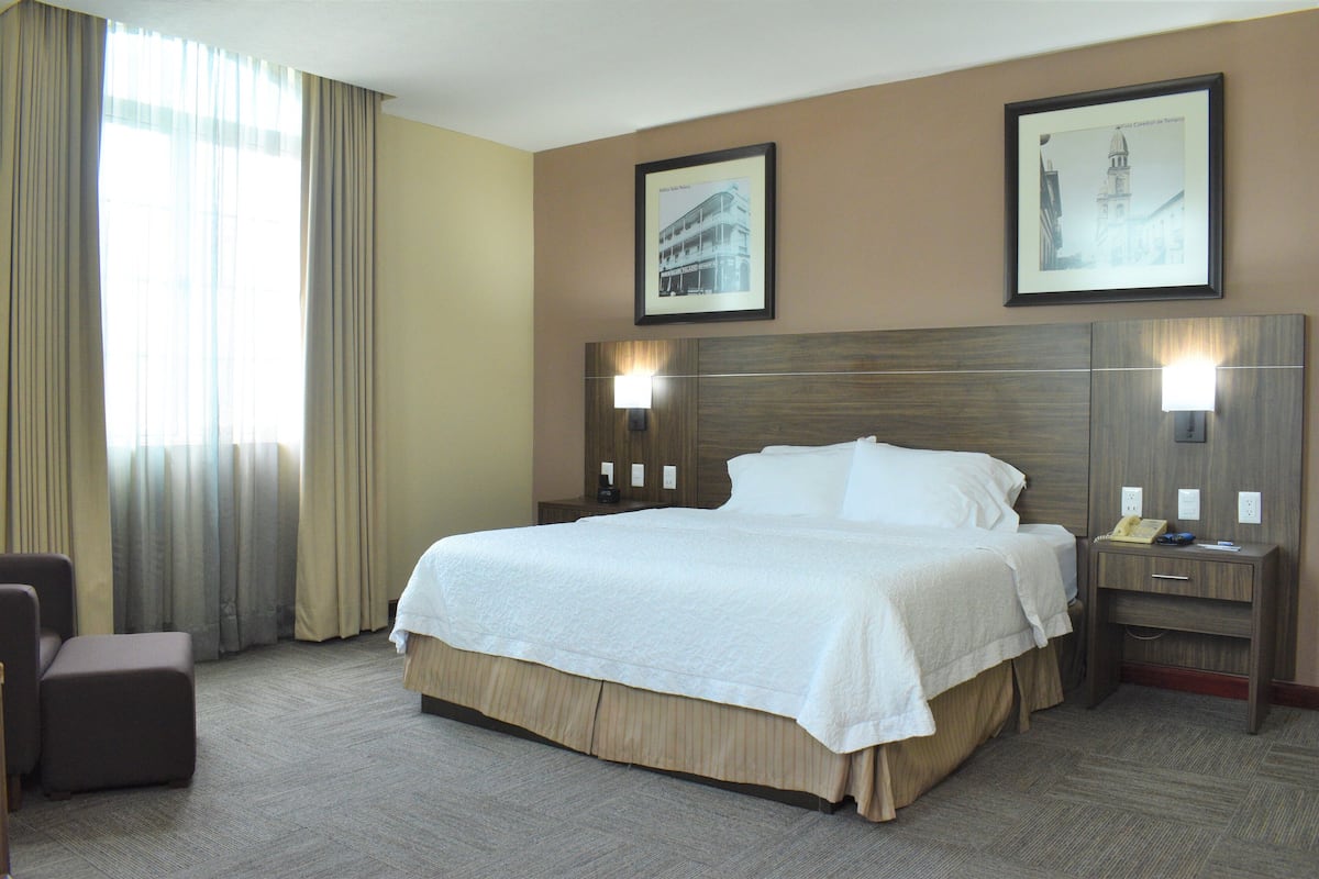 Escritorio, tabla de planchar con plancha, wifi gratis y ropa de cama