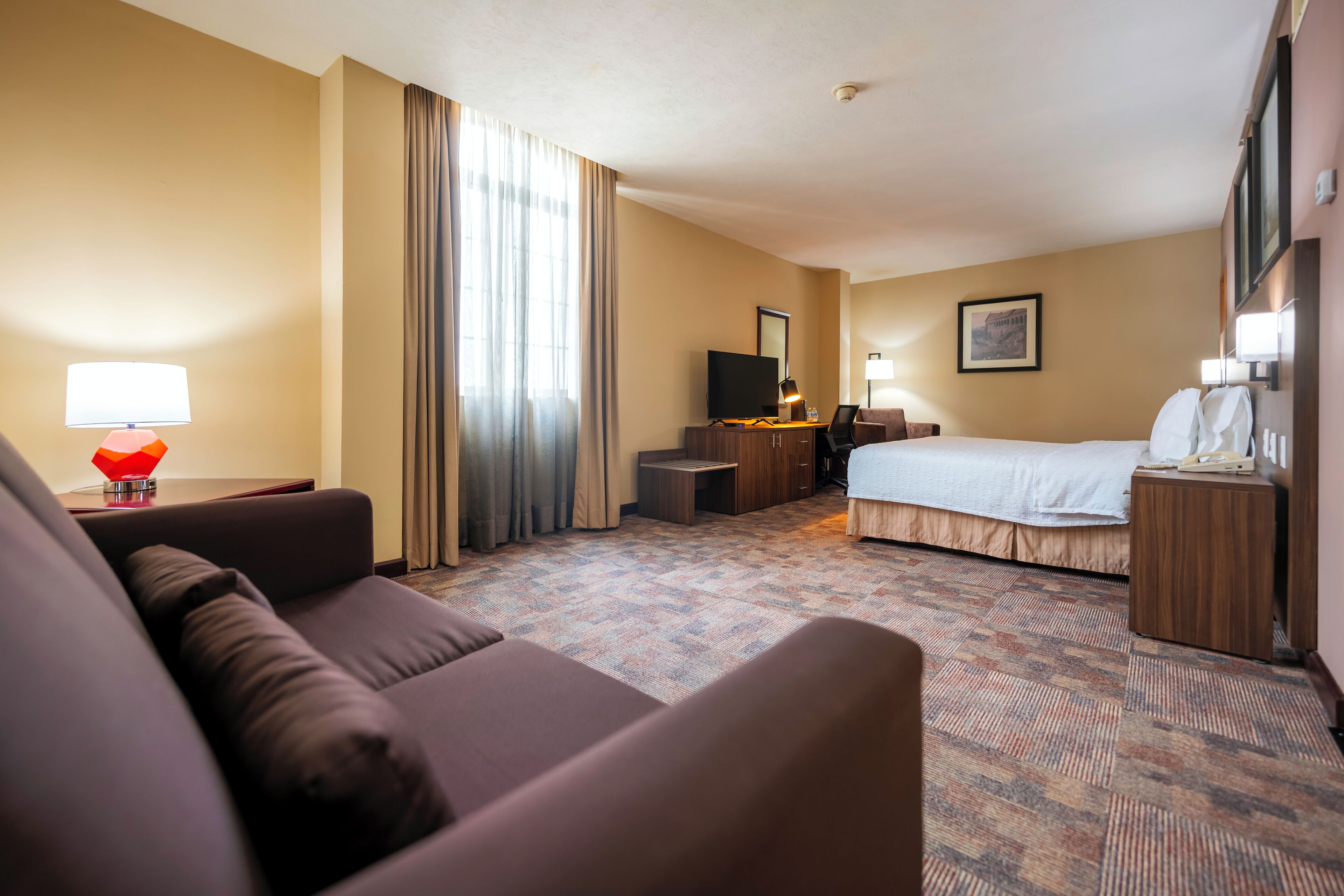 Habitación, 1 cama King size y sofá cama, para no fumadores | Escritorio, tabla de planchar con plancha, wifi gratis y ropa de cama 