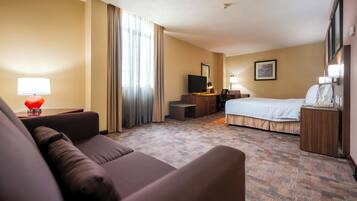 Escritorio, tabla de planchar con plancha, wifi gratis y ropa de cama