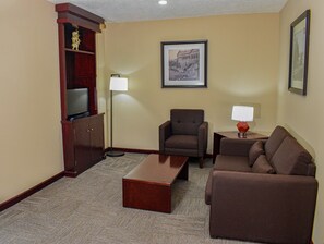 Escritorio, tabla de planchar con plancha, wifi gratis y ropa de cama 