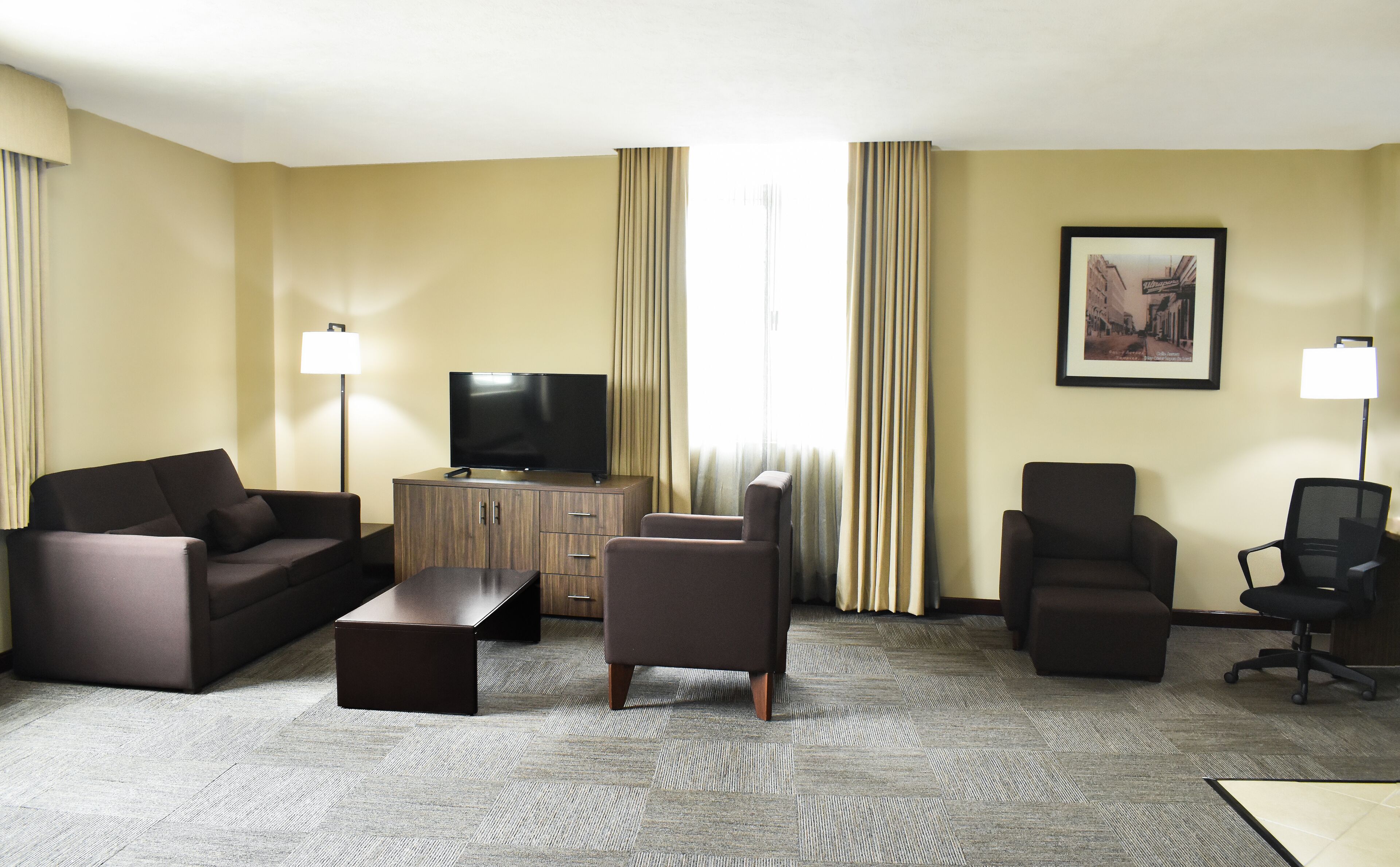 开间, 2 张双人床, 无烟房, 冰箱和微波炉 | 办公桌、熨斗/熨衣板、免费 WiFi、床单