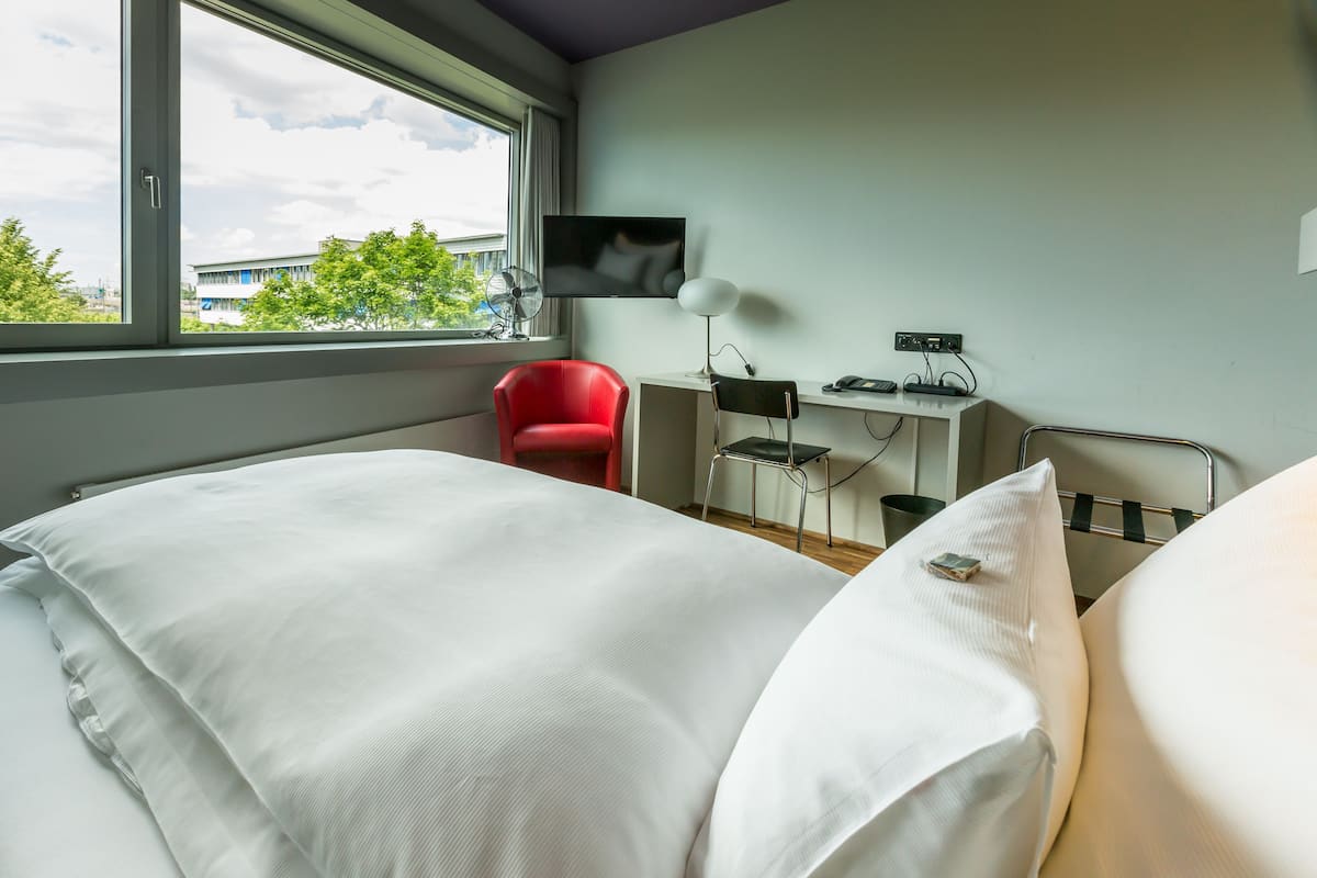 Design Single Room | Down comforters, in-room safe, desk, laptop workspace