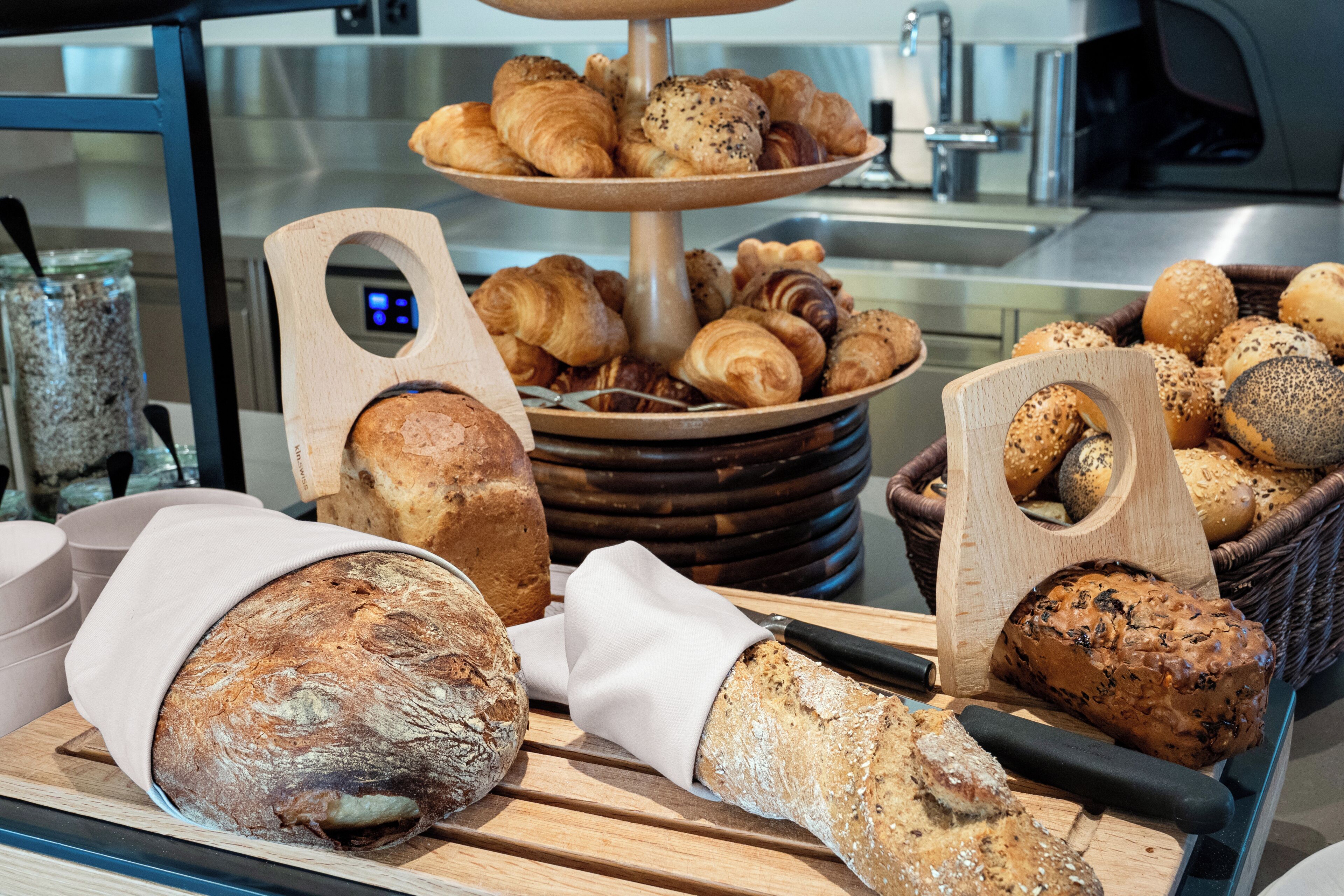 Une vitrine de boulangerie présentant une variété de pains et de pâtisseries.