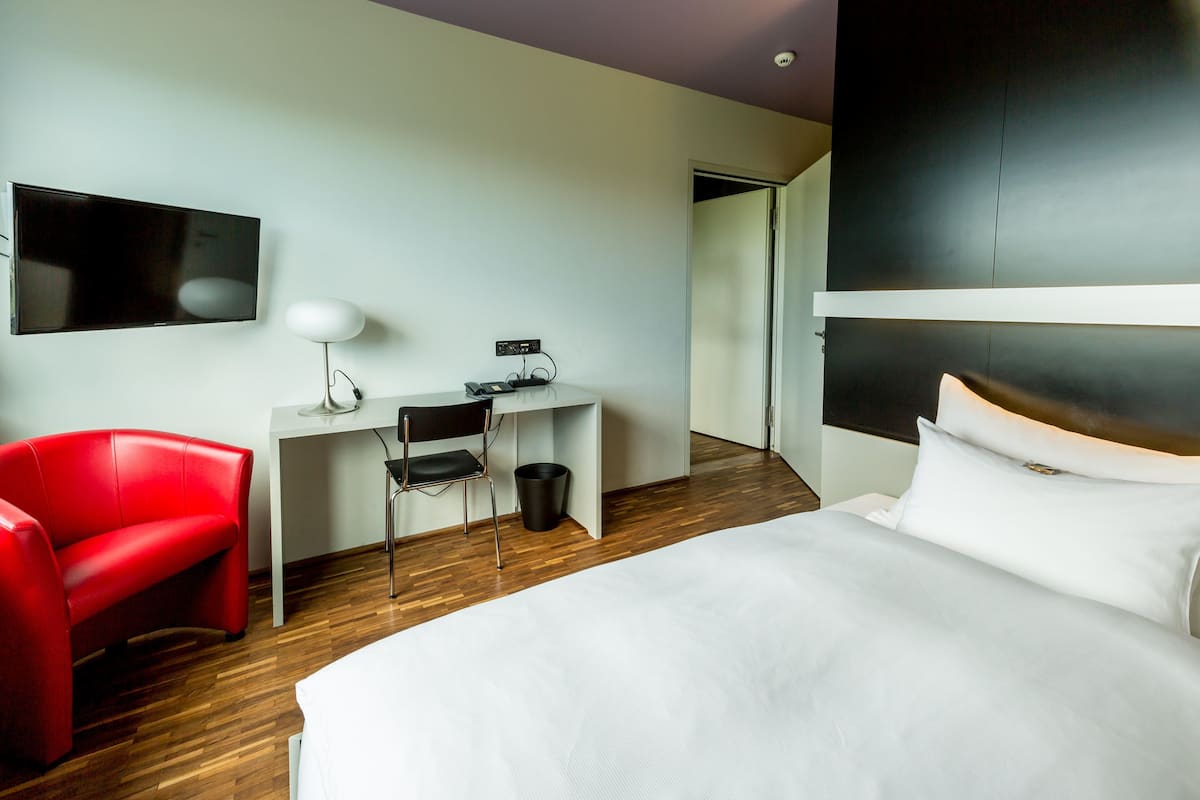 Design Single Room | Down comforters, in-room safe, desk, laptop workspace