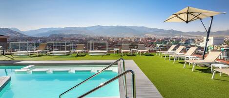 Außenpool (je nach Saison geöffnet), Liegestühle