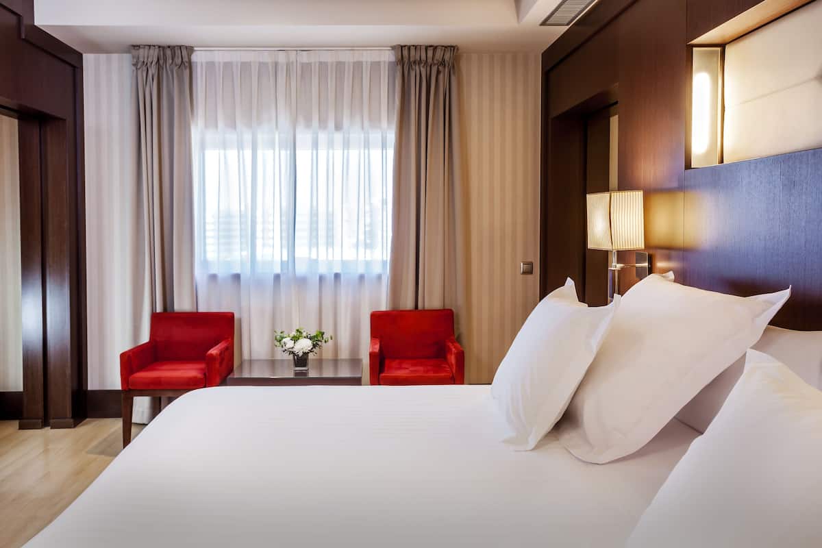 Junior Suite, Hot Tub | 1 bedroom, minibar, in-room safe, desk