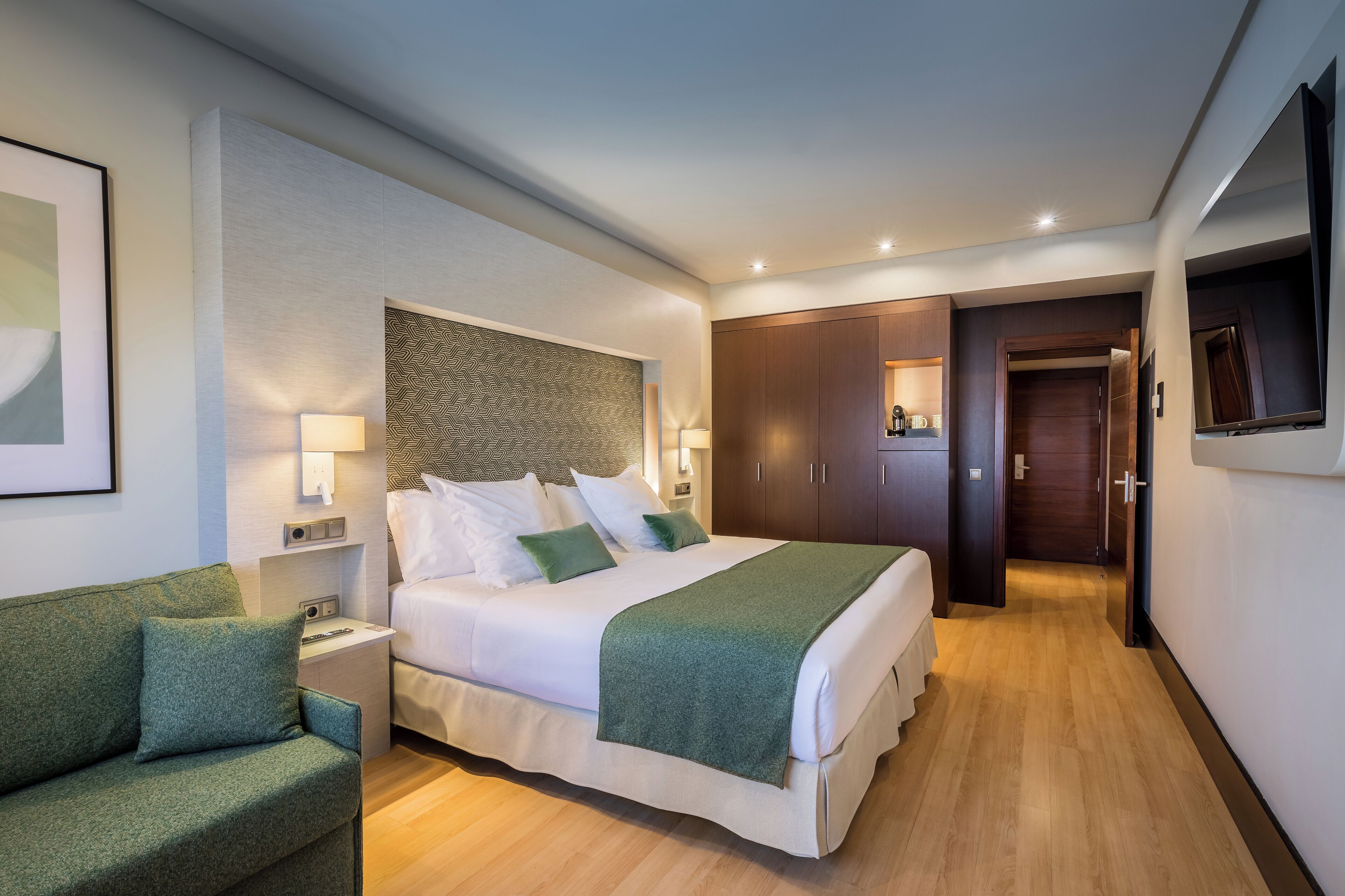 Deluxe Room | Minibar, in-room safe, desk, laptop workspace