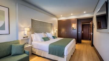 Deluxe Room | Minibar, in-room safe, desk, laptop workspace