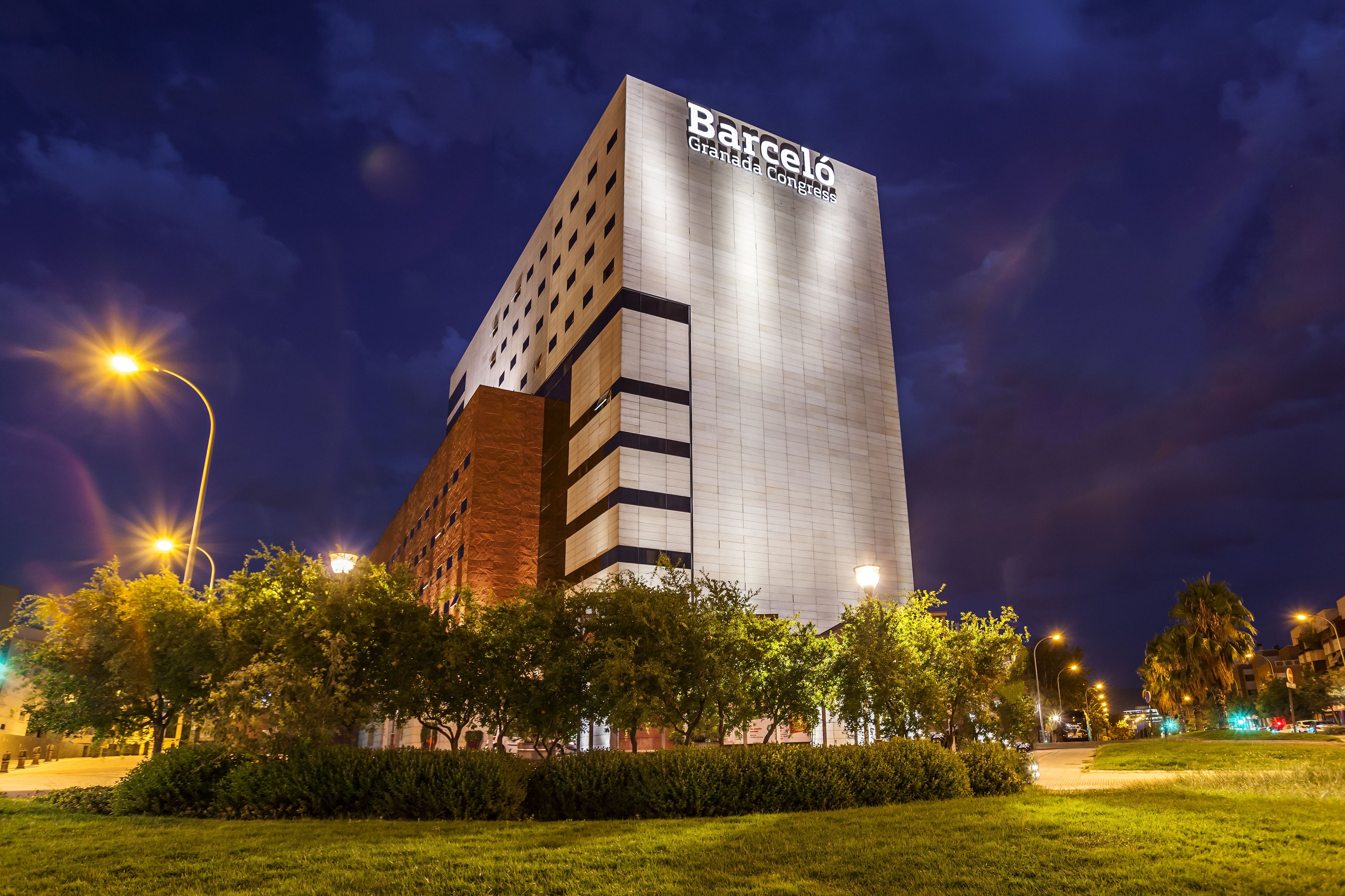 施設の正面 (日没後)