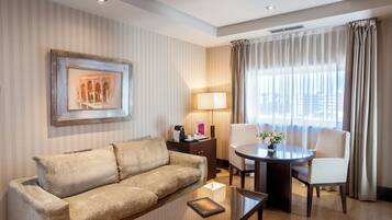 Een minibar, een kluis op de kamer, een bureau, een laptopwerkplek