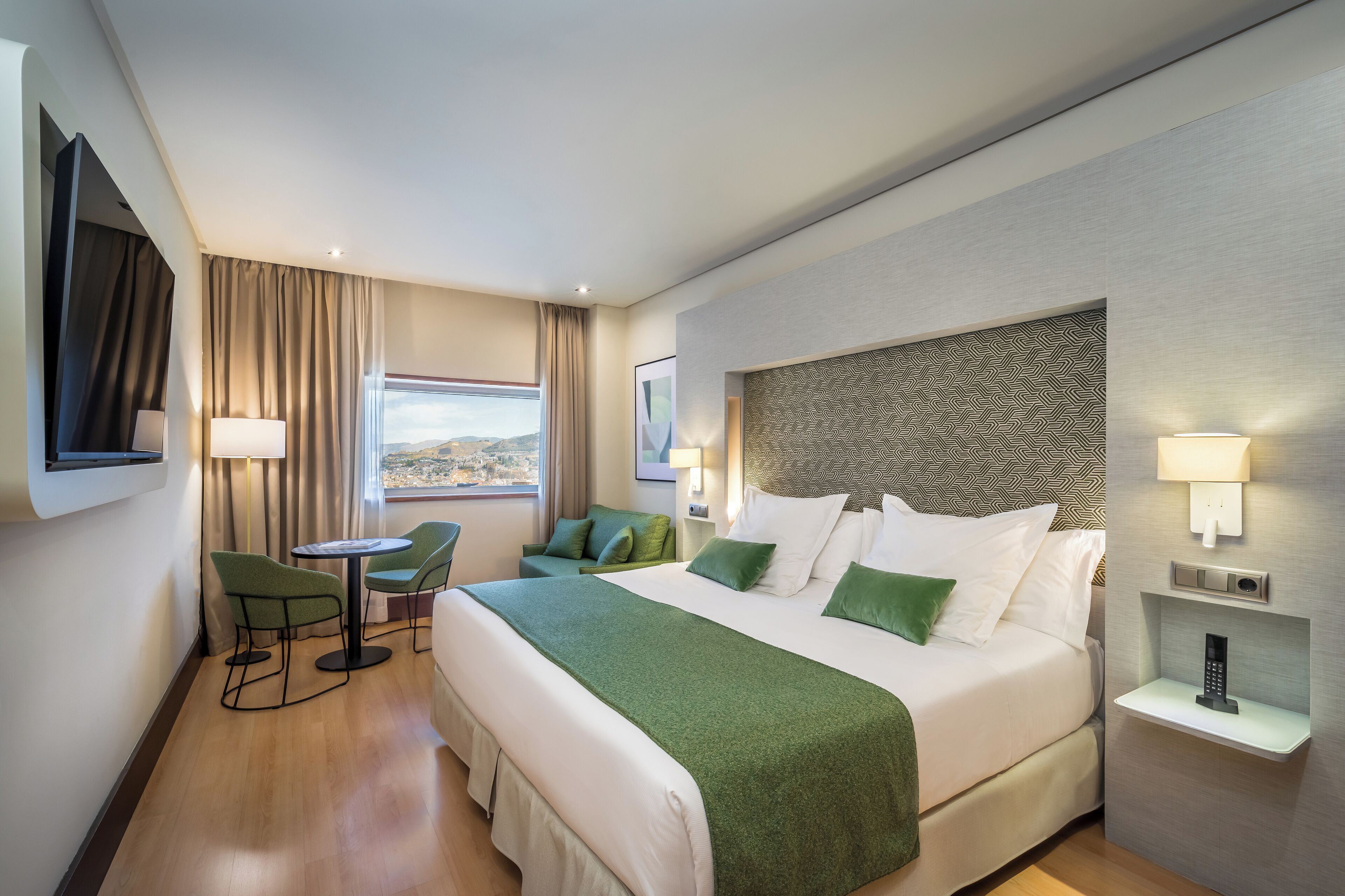 Minibar, coffres-forts dans les chambres, bureau