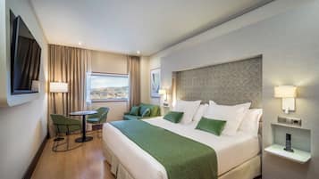 Minibar, caja fuerte, escritorio y espacio para trabajar con un portátil