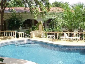 Hồ bơi ngoài trời, ghế dài tắm nắng 