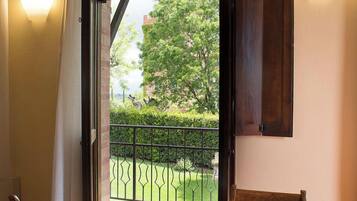 Suite | Living area | 30-inch TV with satellite channels