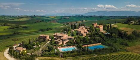 Vista frontal de la propiedad