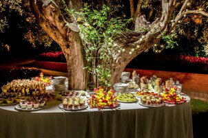 Serviço de café da manhã, culinária local, restaurante ao ar livre 