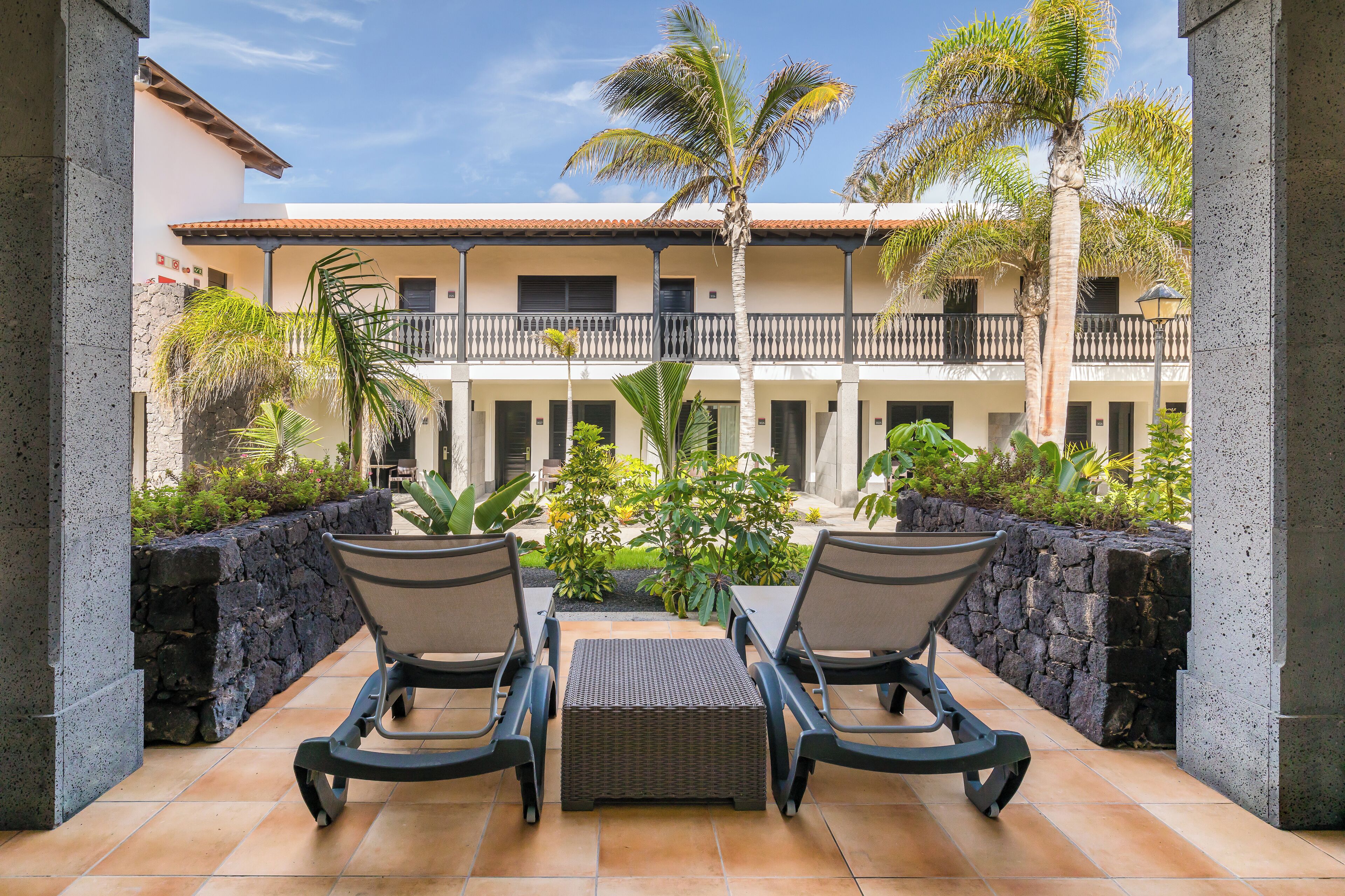 Lemari es, microwave, dan peralatan masak/sendok-piring