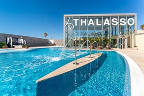 Salas de tratamiento para parejas, un sauna, una bañera de hidromasaje