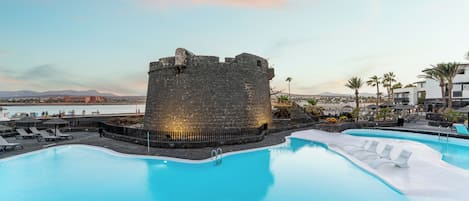 3 piscine all'aperto, ombrelloni da piscina, lettini