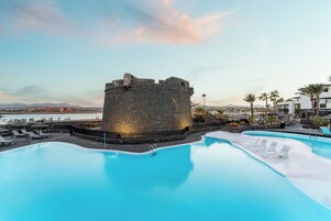 3 piscinas al aire libre, sombrillas, tumbonas