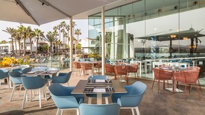 4 か所のレストラン : 朝食、ランチ、ディナーに営業