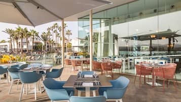 4 restaurants; ze serveren er ontbijt, lunch en diner