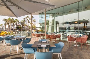 4 restaurantes; se sirven desayunos, almuerzos y cenas