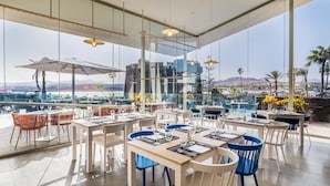 4 か所のレストラン : 朝食、ランチ、ディナーに営業