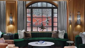 2 restaurantes; se sirven desayunos, almuerzos y cocina americana