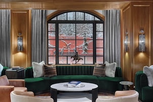 2 restaurantes; se sirve desayuno, almuerzo y cena; cocina americana