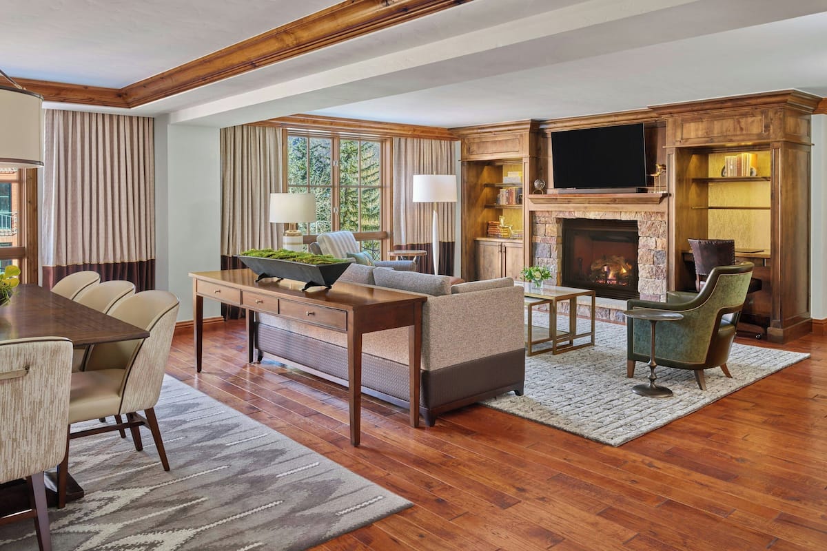 40-inch flat-screen TV with satellite channels, TV, fireplace