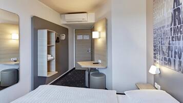 Premium bedding, desk, soundproofing, free WiFi