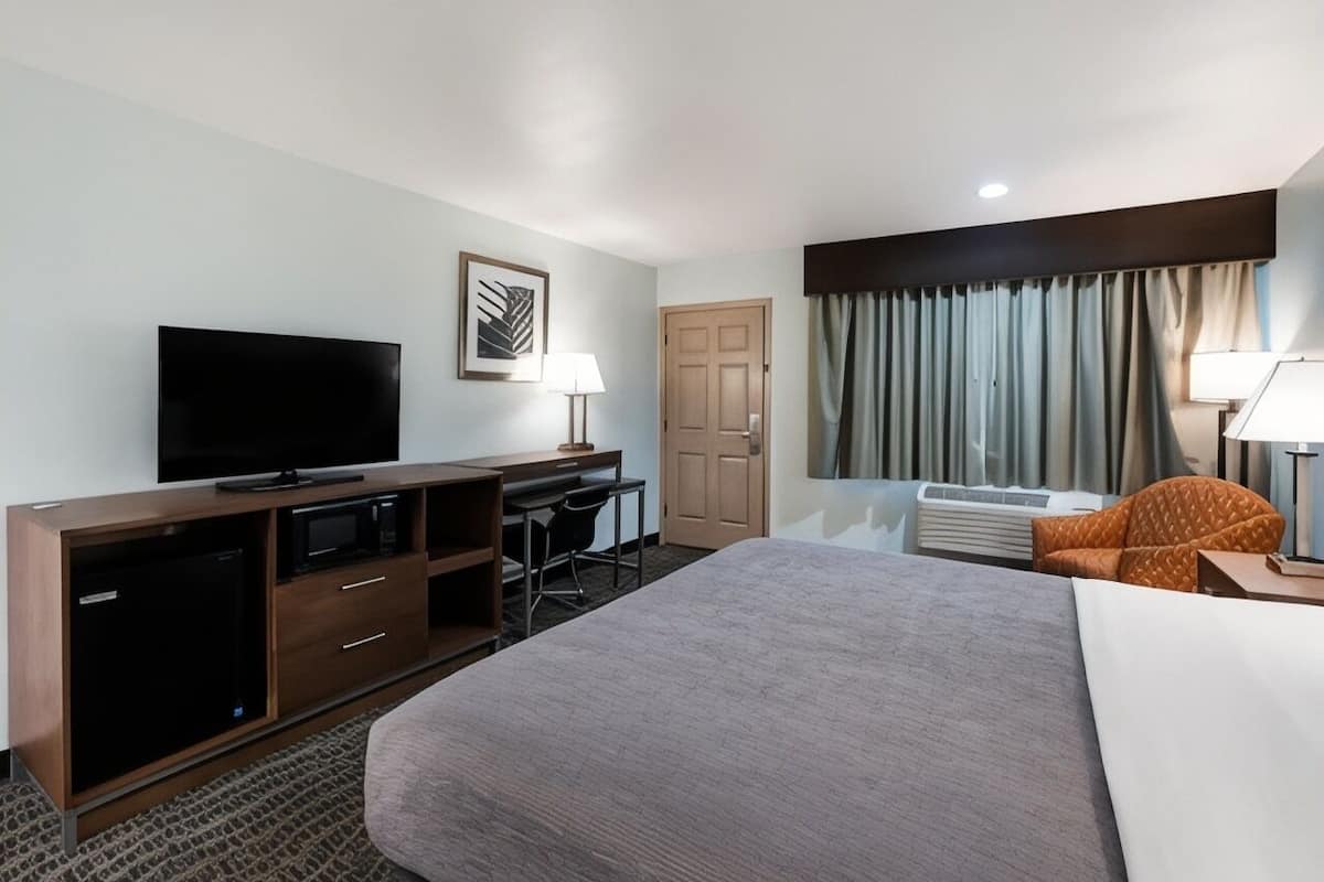Tabla de planchar con plancha, wifi gratis y ropa de cama