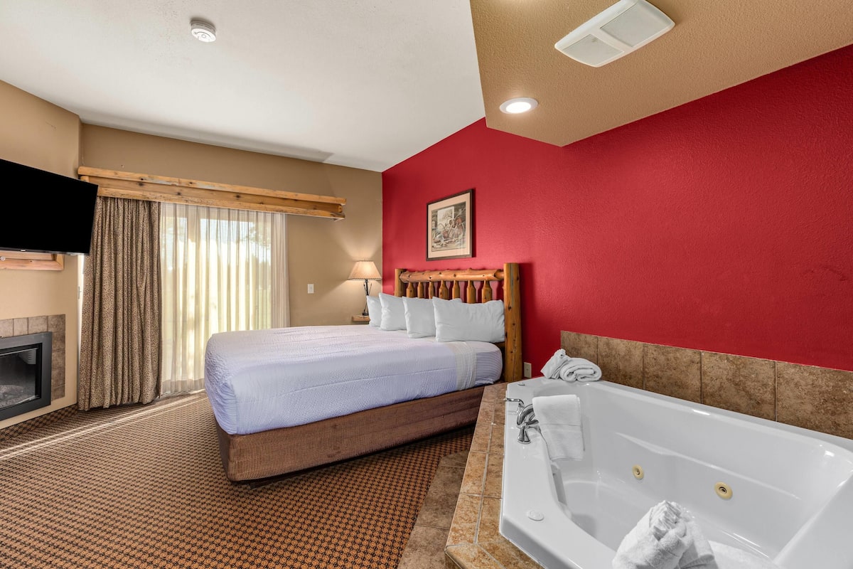 Phòng Suite, 1 giường cỡ king, không hút thuốc, bồn tắm thủy lực (Patio) | Bàn ủi/dụng cụ ủi quần áo, nôi/giường cho trẻ sơ sinh (phụ phí)