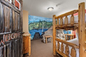 1 King Bed, 1 Queen & 1 Double Bunk Bed, Family Suite, Non-Smoking | Ferros/tábuas de passar roupa, berços (sobretaxa), roupa de cama