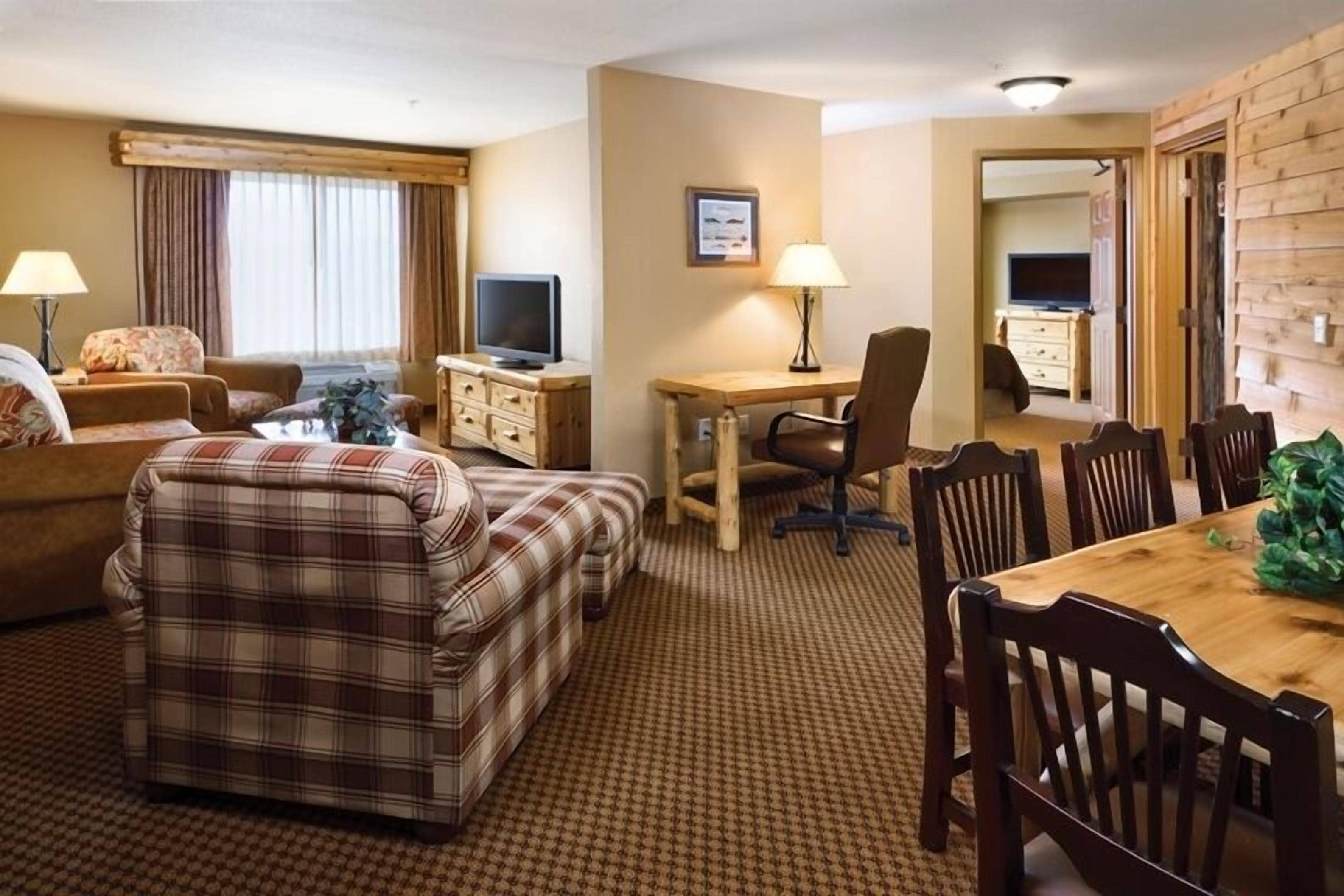 Deluxe Suite, 1 King Bed | Living room | TV
