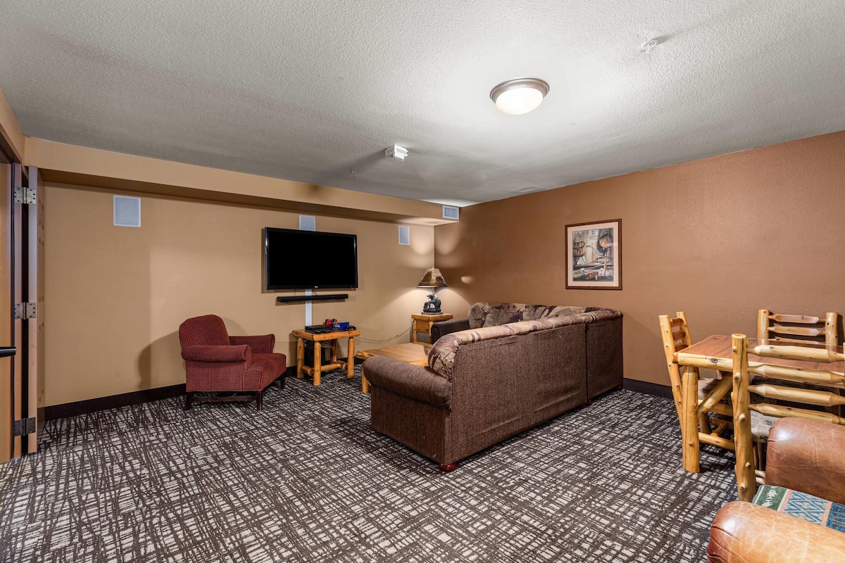 Suite, Multiple Beds, Non Smoking, Jetted Tub (Kitchenette) | In-room safe, iron/ironing board, cribs/infant beds, free WiFi