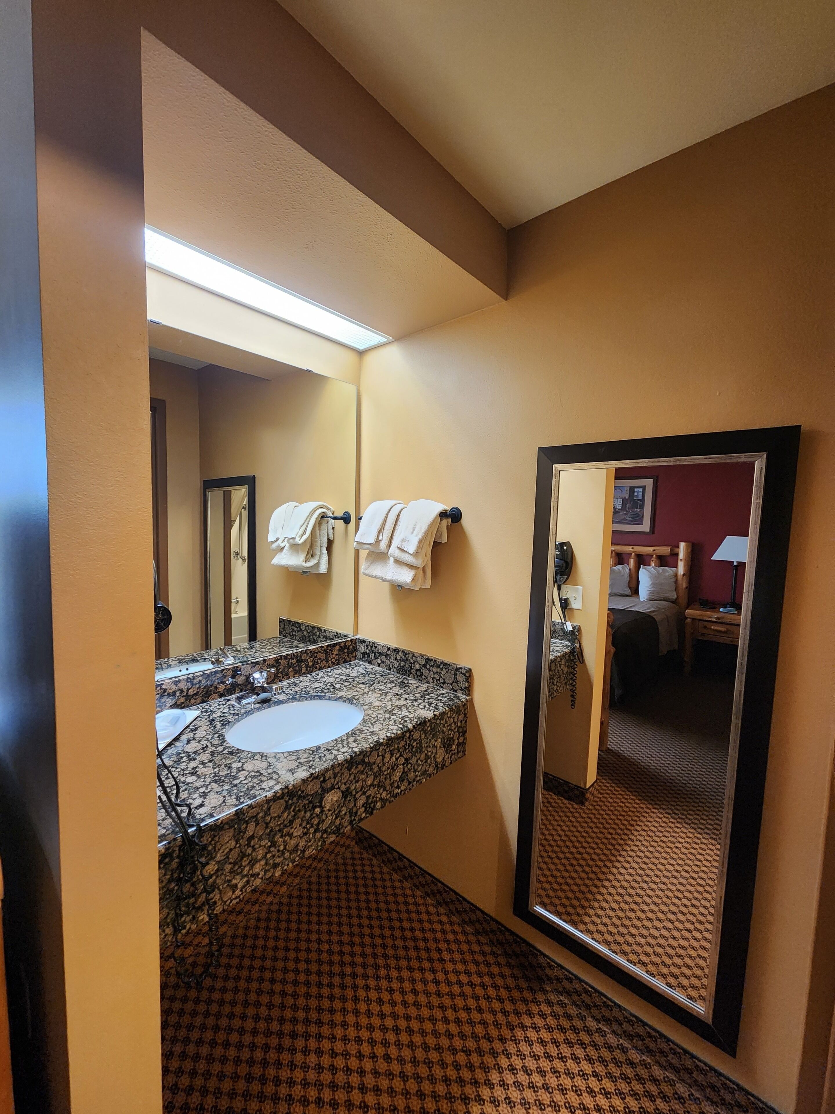 Ilmaiset hygieniatuotteet, hiustenkuivaaja, pyyhkeet