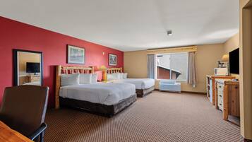 Une chambre d’hôtel avec deux lits, un bureau, une chaise, une télévision et une fenêtre avec des rideaux.