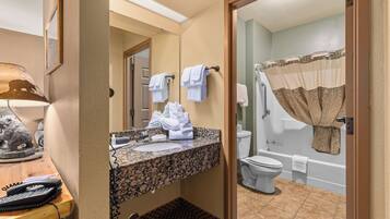 Un baño con lavamanos, inodoro y bañera.