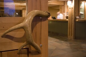 Caja de seguridad en la habitación y tabla de planchar con plancha 