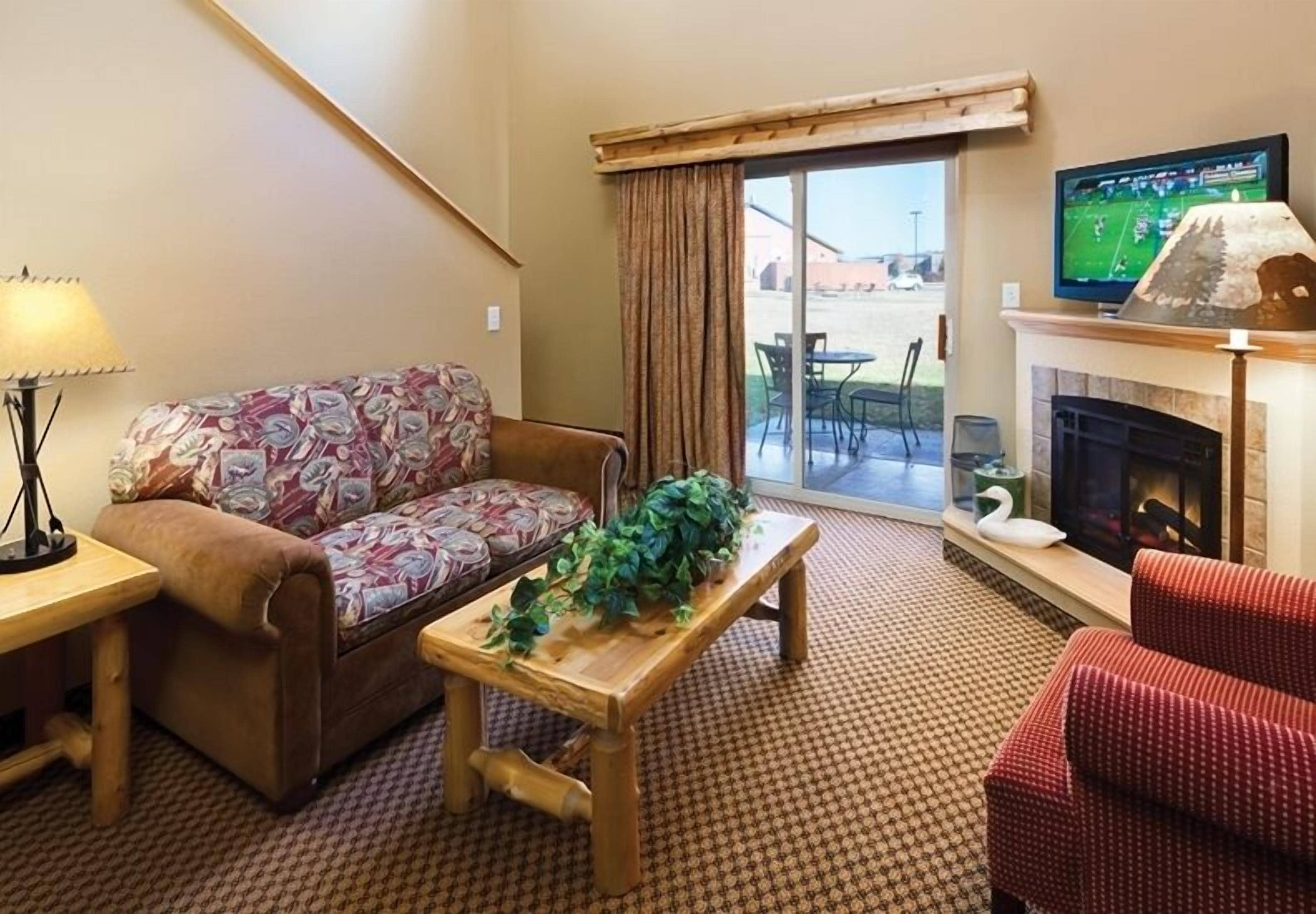 deluxe suite, 1 king bed | living room | tv