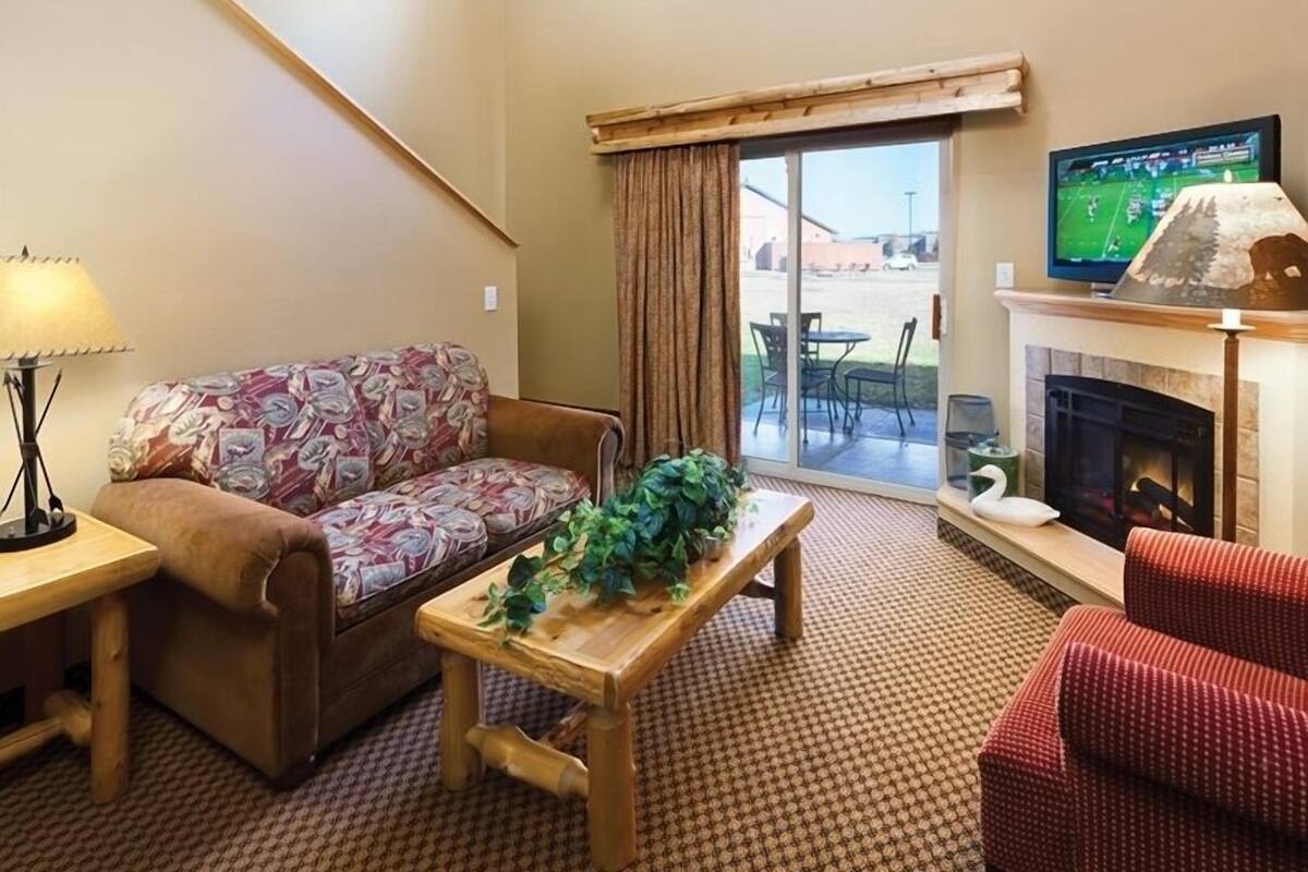 deluxe suite, 1 king bed | living room | tv