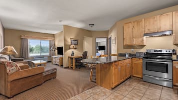 Room, Multiple Beds, Non Smoking, Jetted Tub (Full Kitchen) | Living area