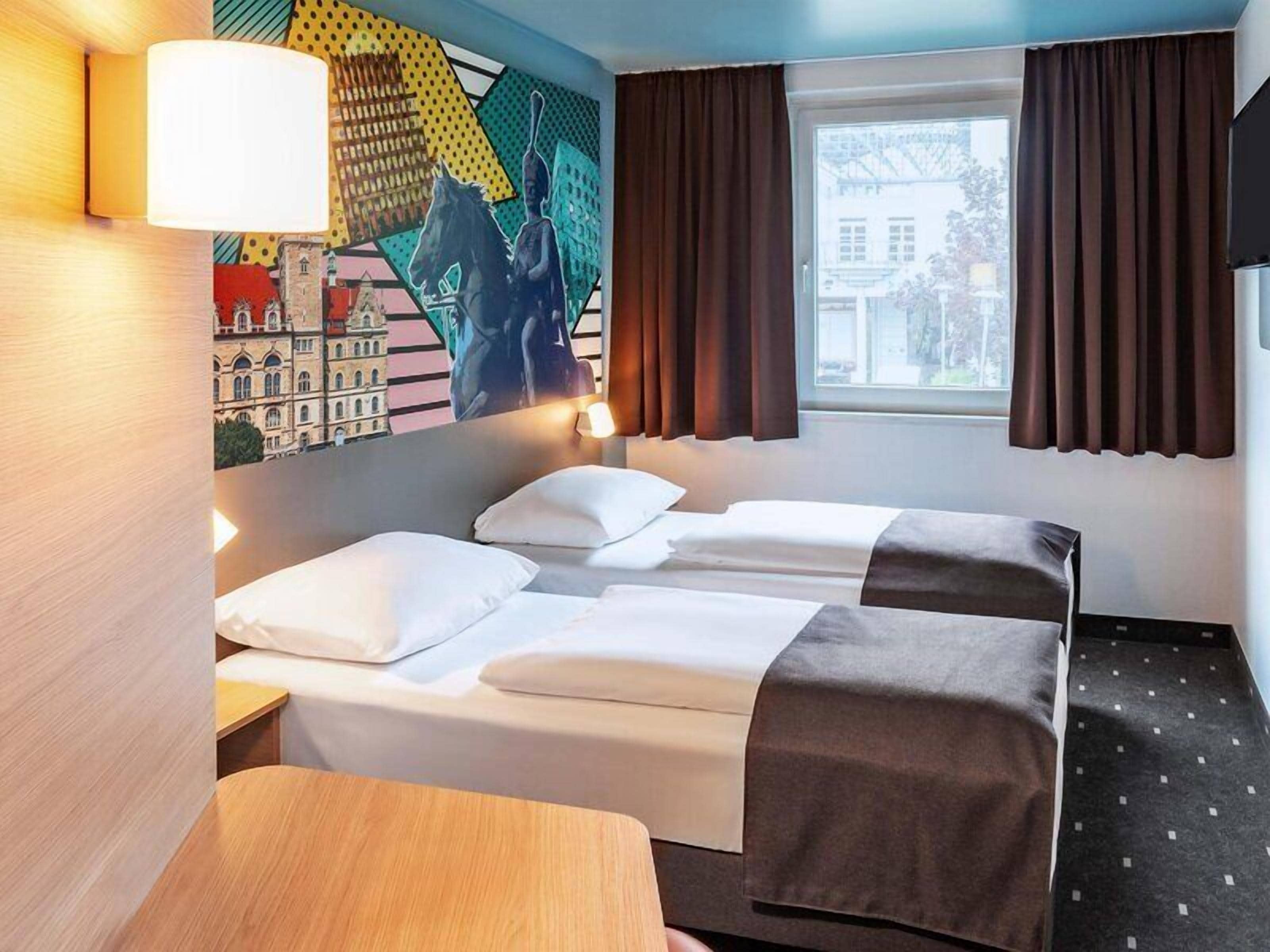 Desk, soundproofing, free WiFi, bed sheets