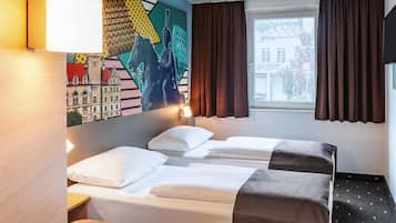 Desk, soundproofing, free WiFi, bed sheets