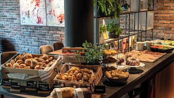 Daily buffet breakfast (EUR 16.90 per person)