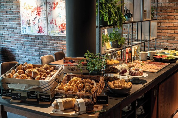 Petit déjeuner buffet (16.90 EUR par personne)