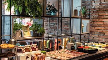Tägliches Frühstücksbuffet (16.90 EUR pro Person)